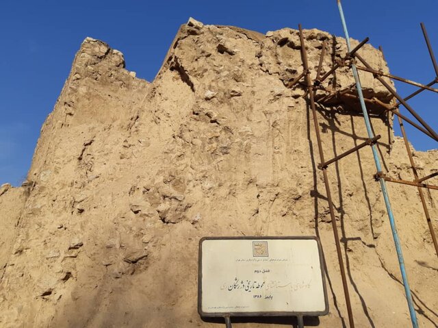 تابلو اعلام کاوش در محوطه تاریخی دژ رشکان